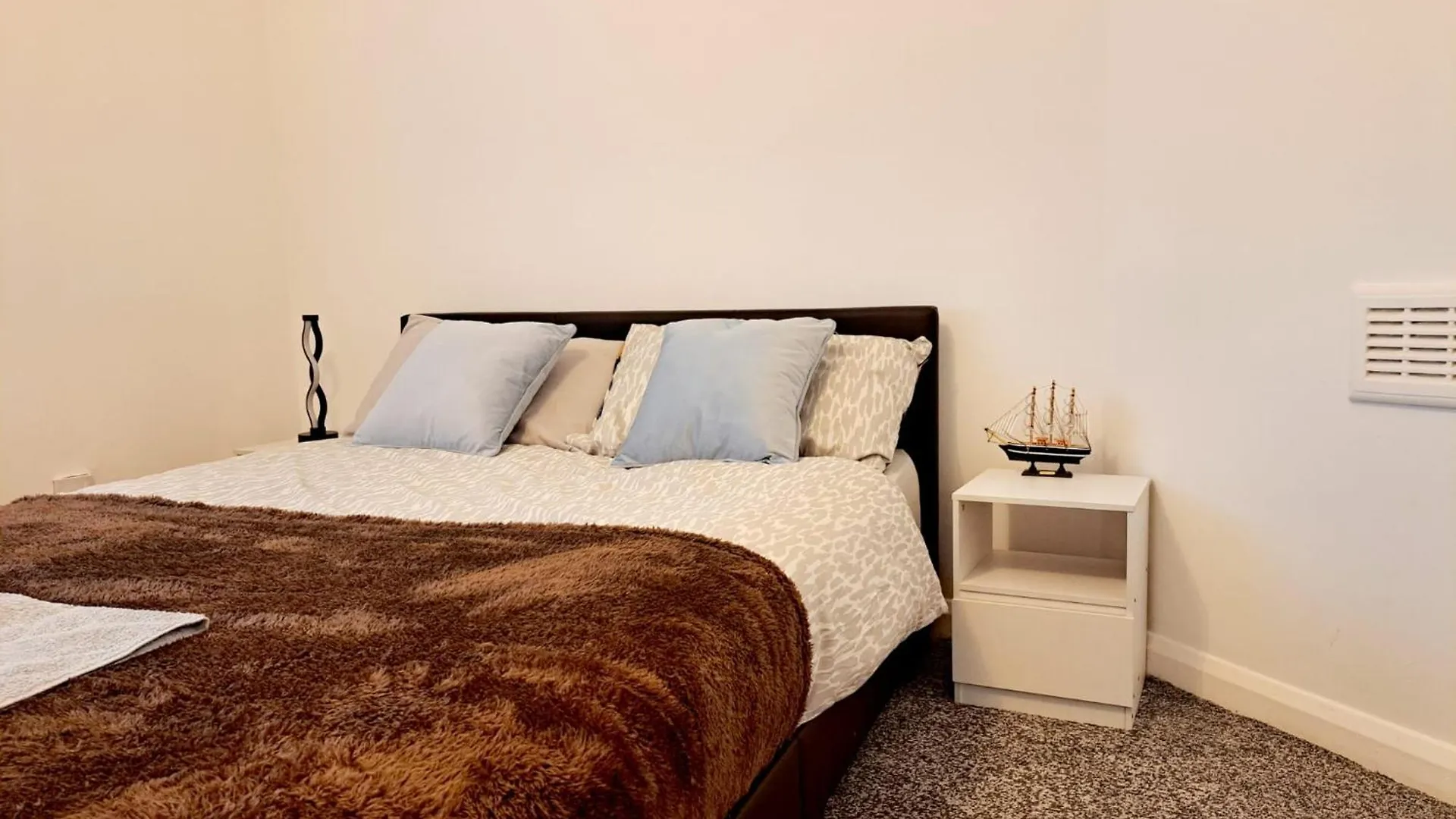 Cozy 2Br Home Leeds Free Parking & Wifi Pets Welcome