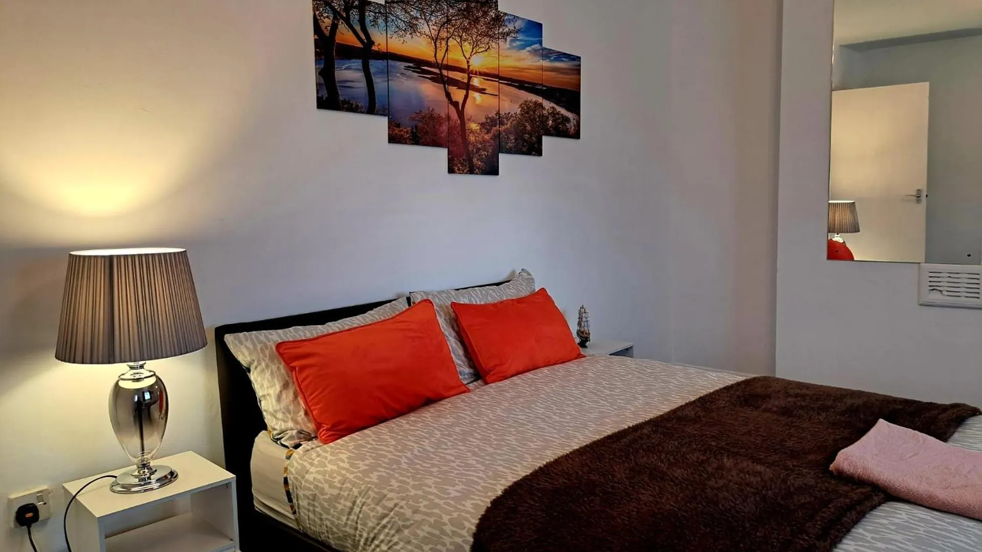 Cozy 2Br Home Leeds Free Parking & Wifi Pets Welcome ليدز